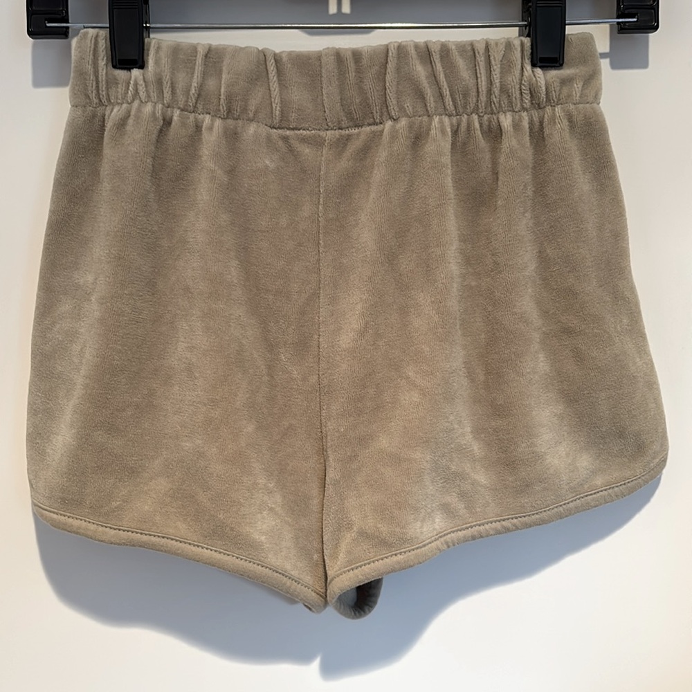 Fear of God Essentials velour short shorts in sea foam green - Picture 4 of 12